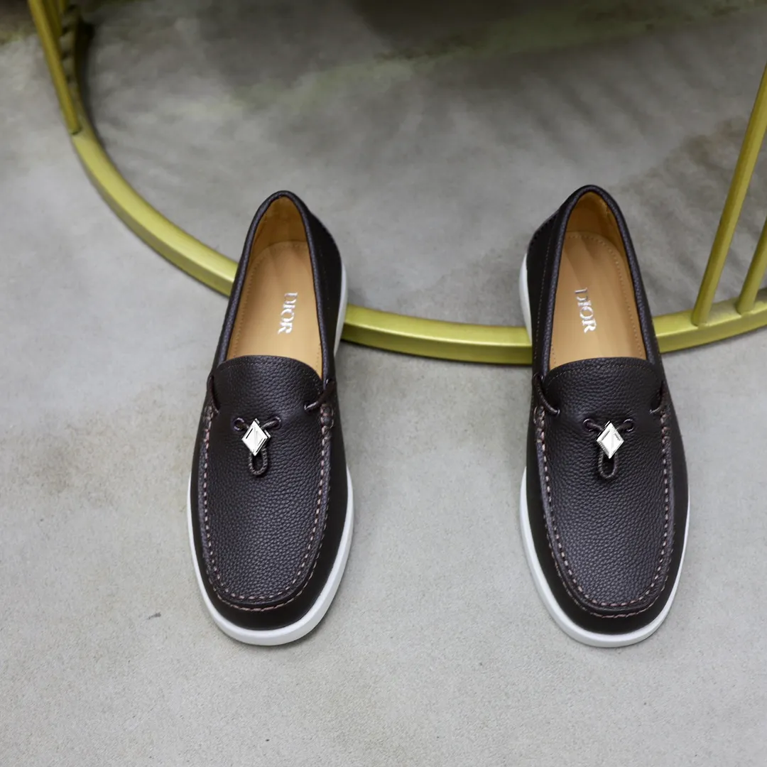 Ex-factory price: 540🙅‍♂️🙅‍♂️🙅‍♂️ Brand: Dior DIOR Standard code: Men's code 38/44 (45 can be customized) Grade: Same as the official website Material: Original cowhide stitching, cowhide lining, original TPU wear-resistant soft outsole Style categories: Leisure and sports version, footwear for driving, young fashion, European and American trends, British style Color: actual picture color